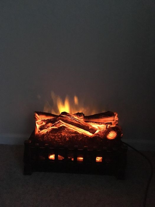 Electric fireplace insert with glowing faux logs