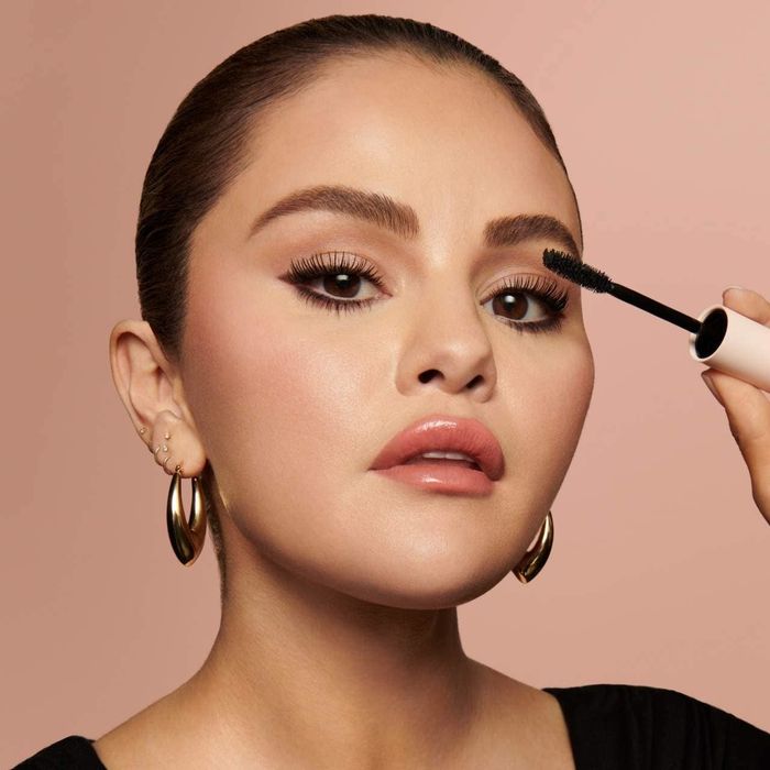 Selena Gomez applying mascara