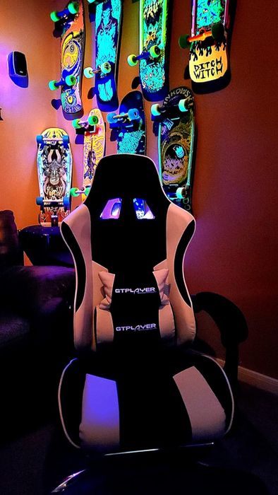 A reviewer shows the black and white chair.