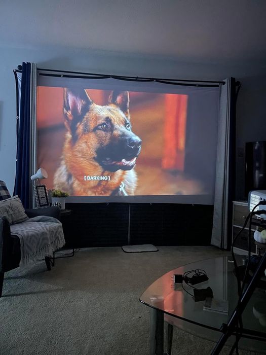 A reviewer setting up the screen indoors.