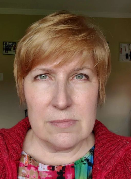 A photo of a reviewer with relatively straight hair