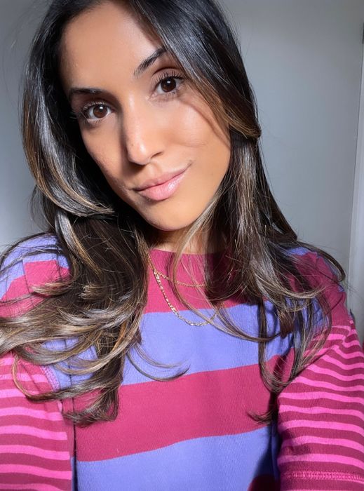 A selfie of Jasmin showcasing her flawless skin after wearing Hueguard under makeup all day.