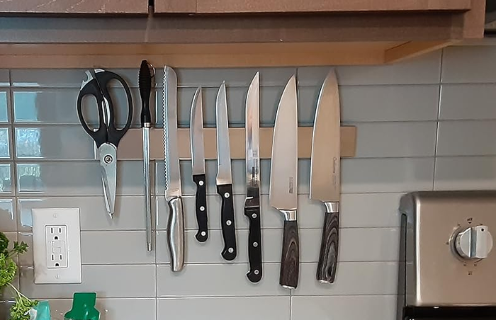 Reviewer’s photo showing the magnetic strip with knives attached
