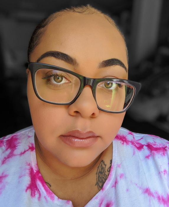A reviewer applying primer and foundation together