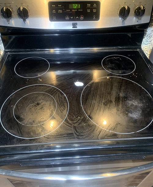 A reviewer's stovetop appearing dirty