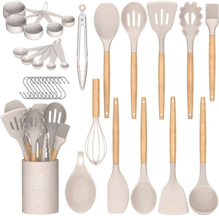 The full set of utensils and all accompanying items