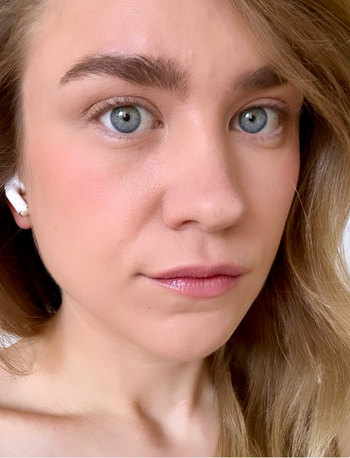 A reviewer with no mascara applied, showing natural lashes.