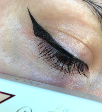 A reviewer showing how effortlessly their cat-eye turned out with the tool