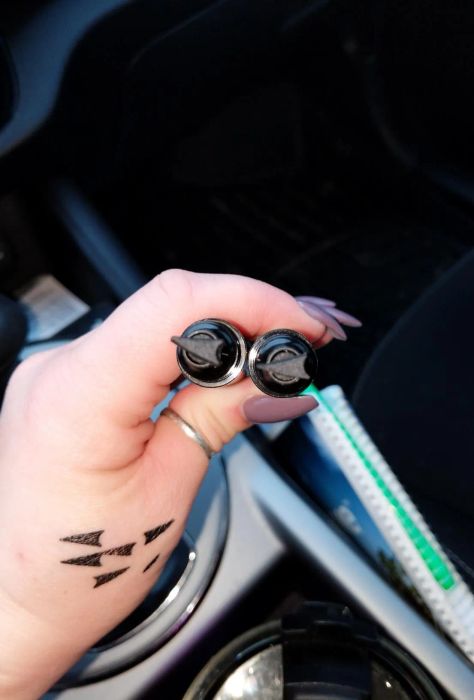 A reviewer holds the eyeliner stamp with examples demonstrated on their left hand.