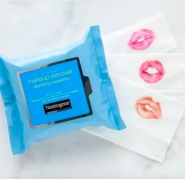 The pack of Neutrogena makeup-removing wipes