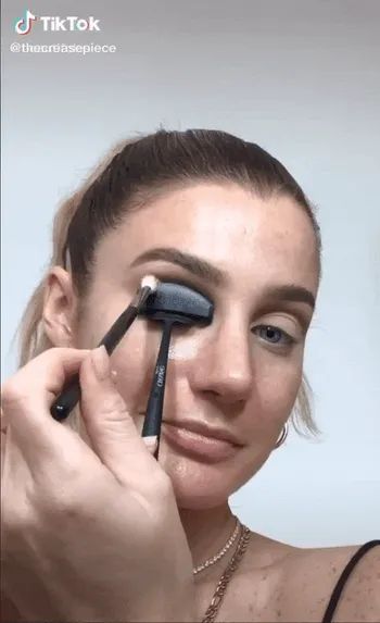 A gif showcasing a model using the Crease Piece to create a stunning eyeshadow look