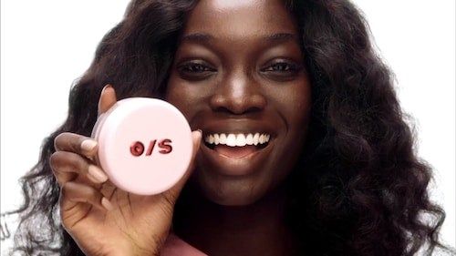 A model holding the setting powder