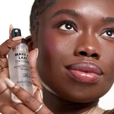Model holding the setting spray