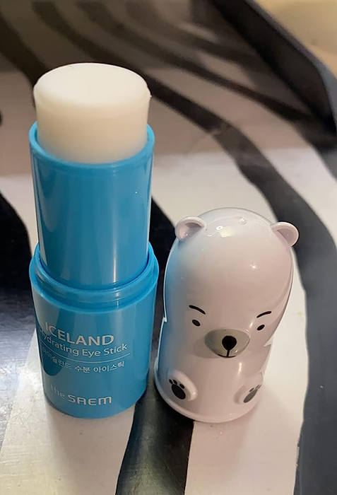 A photo of the reviewer holding the eye stick