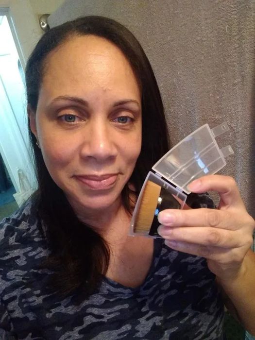 Reviewer holding the foundation brush