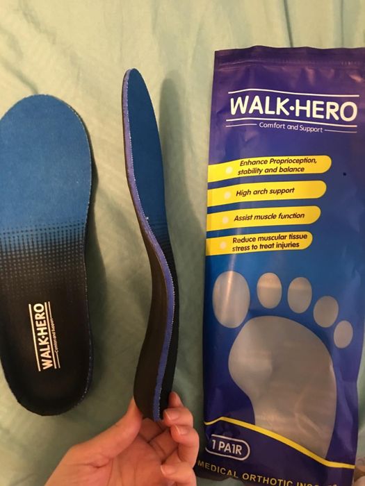 A reviewer showcases a foot insole next to its packaging, emphasizing its arch support features