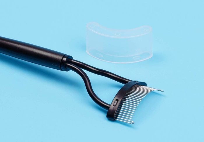 A lash comb featuring ultra-fine teeth for smooth separation