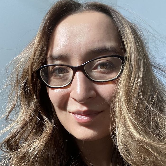 A reviewer with medium brown hair.