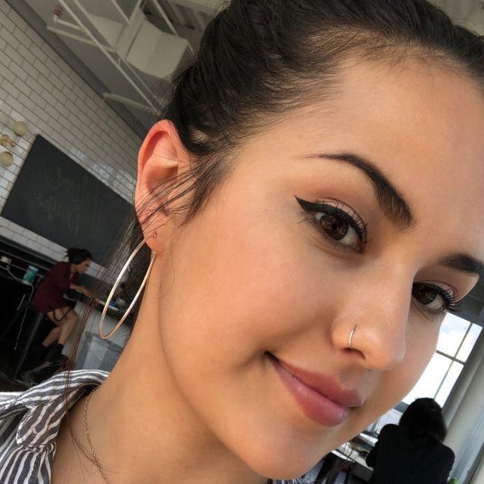 A Mytour editor demonstrating the coverage of the under-eye area.