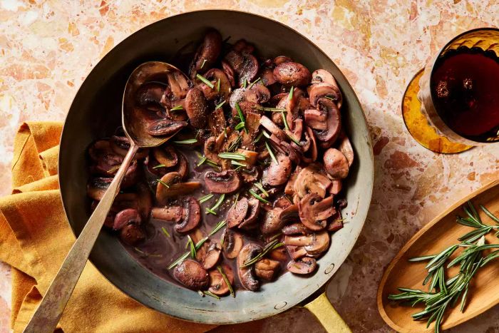 Red wine mushroom sauce