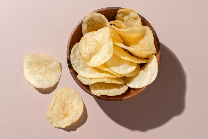 A bowl of crispy potato chips