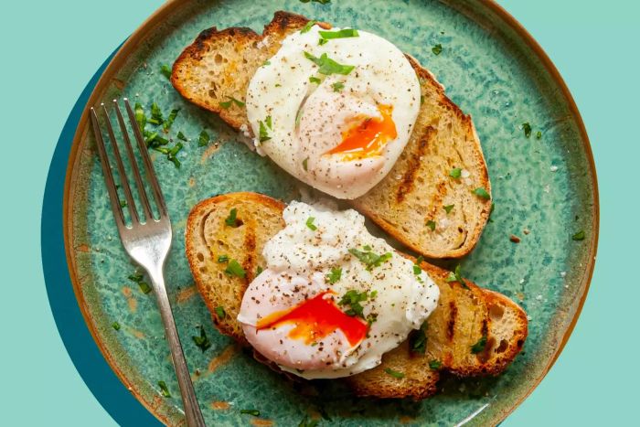 microwave-poached-egg-GettyImages-1397918561