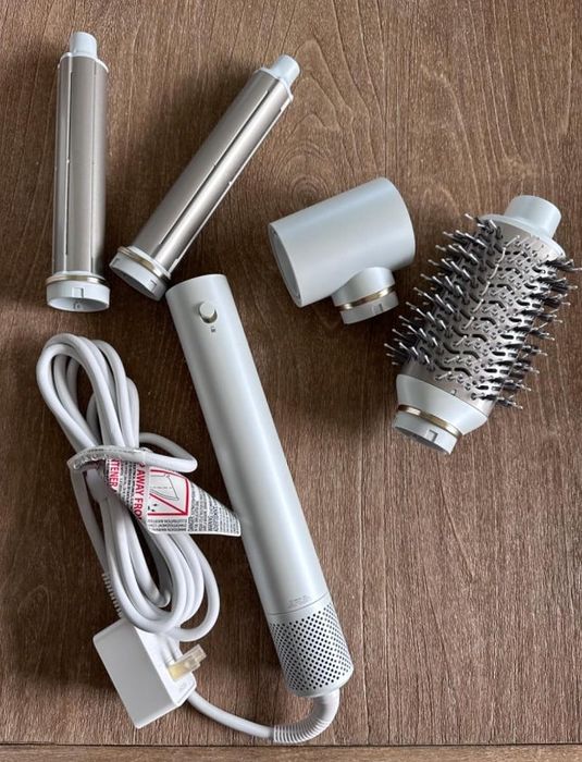 reviewer's T3 Aire 360 brush along with its attachments