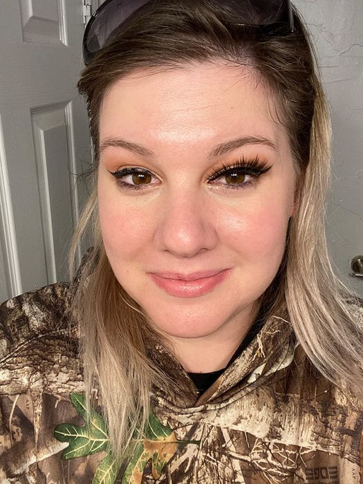 reviewer wearing magnetic lashes on one eye, with the other eye showing no lashes