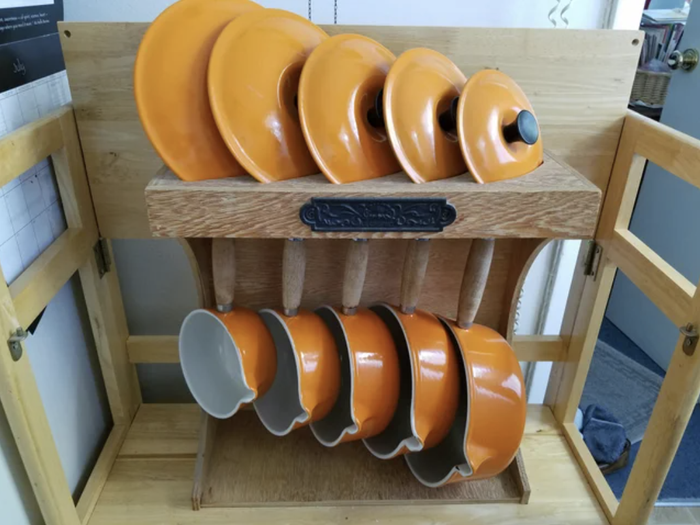 A set consisting of a Le Creuset pot and its matching lid.