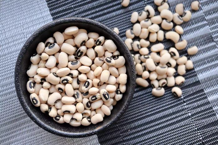 A bowl of black-eyed peas.