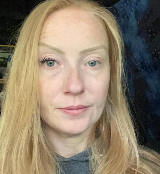 A reviewer showing almost invisible lashes on the right, and bold, dark lashes on the left after using mascara