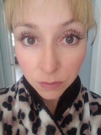 Image of a reviewer with long, voluminous lashes after applying Essence mascara