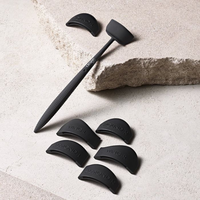 The Crease Piece handle, along with all three interchangeable sets included, ready for use.