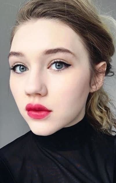 Reviewer showing the results of using the Eyeliner Stamp.