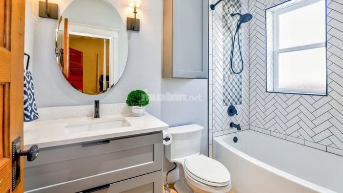 Không nên đặt bồn cầu đối diện gương.