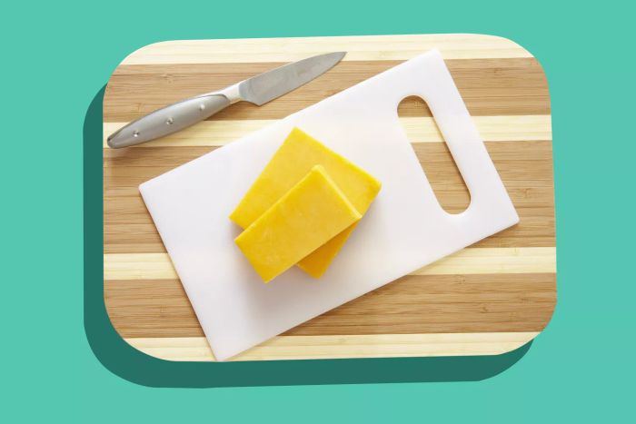 Comparing wood and plastic cutting boards