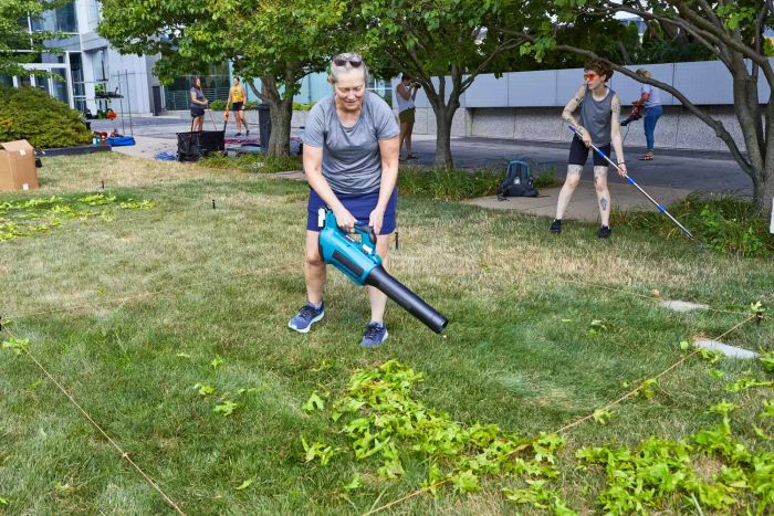 Women using the Makita XBU03SM1 18V LXT Lithium-Ion Brushless Cordless Blower Kit to clear their lawn