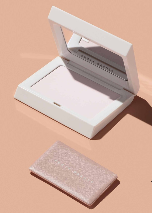 A compact powder that promises a universal shade, blurs pores, prevents flashback, absorbs excess shine, and helps makeup last longer.