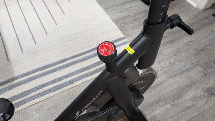 The resistance knob is a bit difficult to adjust.