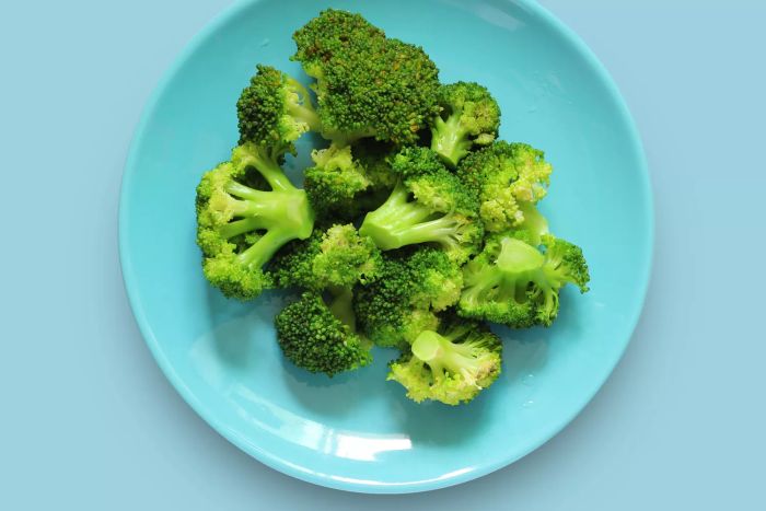 boil-broccoli-GettyImages-1326219904