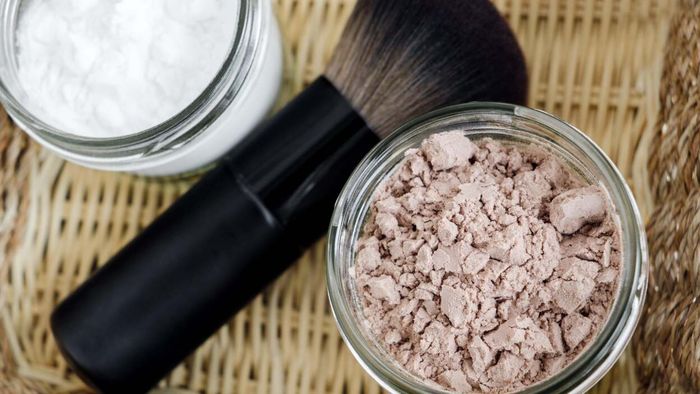powder sunscreen and applicator brush