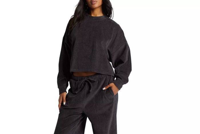 Billabong's Sweet Sun Ribbed Velour Sweatshirt is the ideal mix of fashion and comfort, featuring a ribbed velour fabric that exudes a relaxed yet fashionable style, perfect for everyday wear.