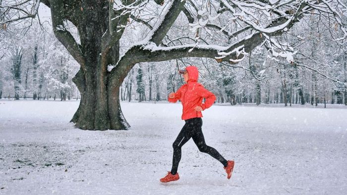 A runner dressed in winter attire
