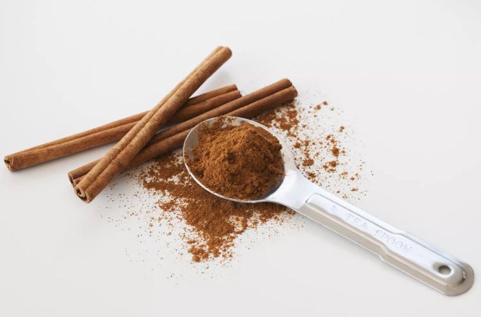 Cinnamon sticks and powdered cinnamon.