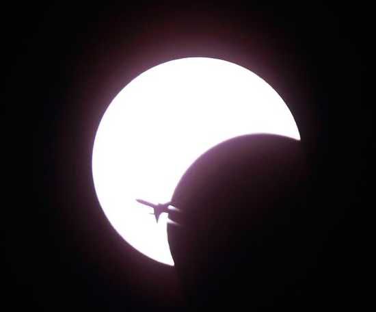 Airplane-Solar-Eclipse-Annular-Ring 11934 600X450