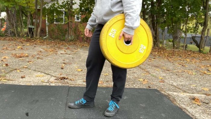 Holding a plate with one hand by gripping the center hole