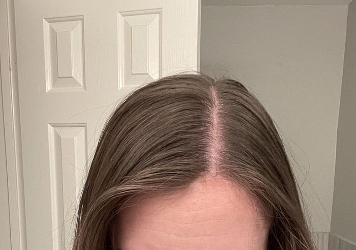 The same reviewer’s hair appearing fresher and less greasy after applying the dry shampoo