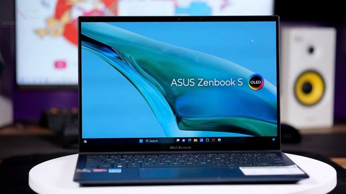 Laptop Asus ZenBook S 13 OLED (model UM5302TA) được trang bị chip AMD Ryzen 7 6800U