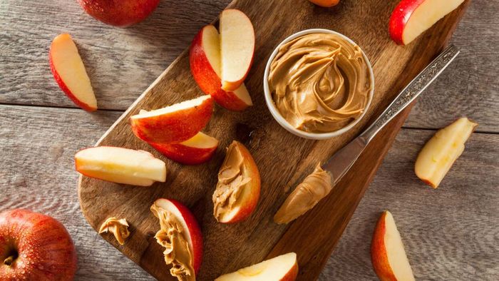 Apple slices with peanut butter