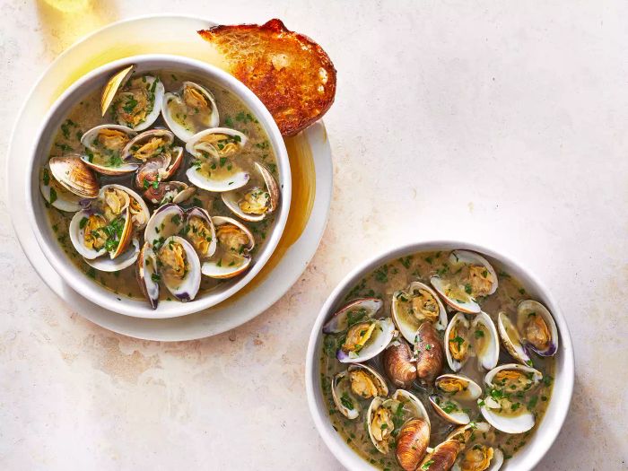 steamed-clams-with-garlic-toasts-recipe-tout-Mytour